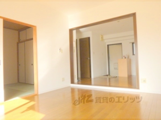 居室・リビング　大きくて広い洋室です