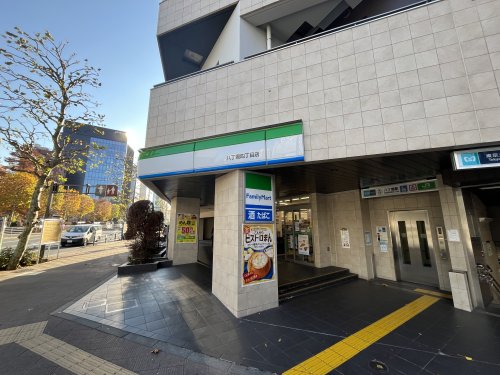 コンビニ　ファミリーマート 八丁堀店（コンビニ）まで128m