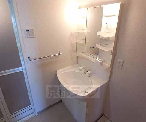 洗面設備　シャンプードレッサ付の独立洗面台です。