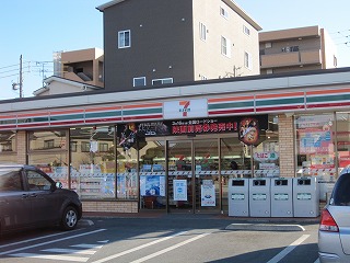 コンビニ　セブンイレブン（コンビニ）まで184m