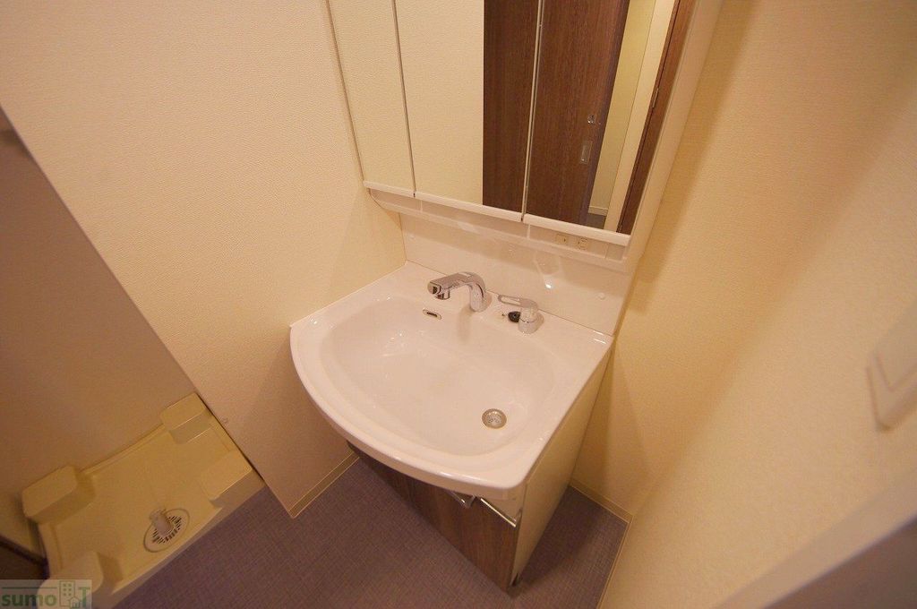 洗面設備　同じ建築会社が建てた別の物件の写真です。