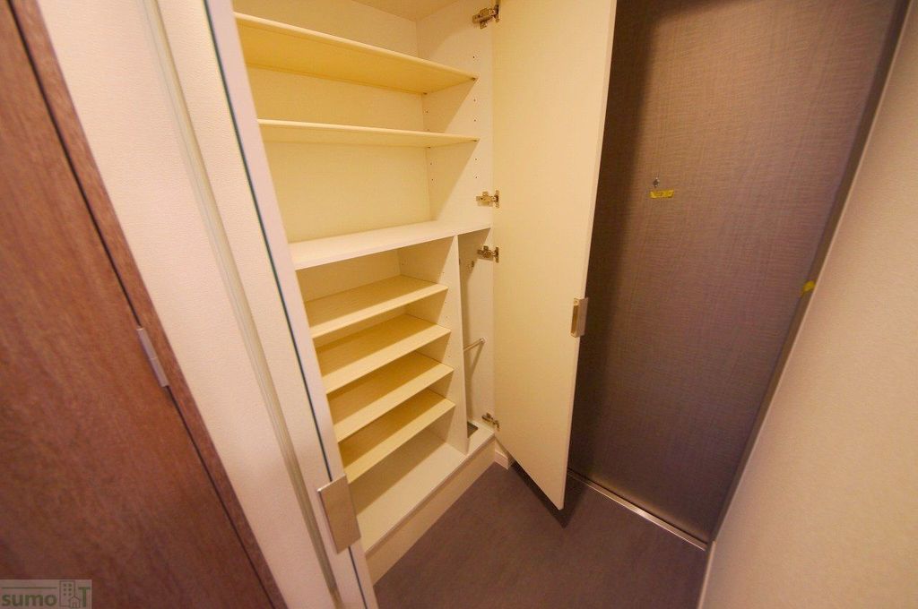 玄関　同じ建築会社が建てた別の物件の写真です。