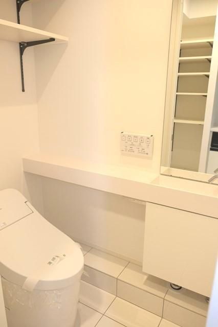 トイレ　同タイプ部屋　参考写真です