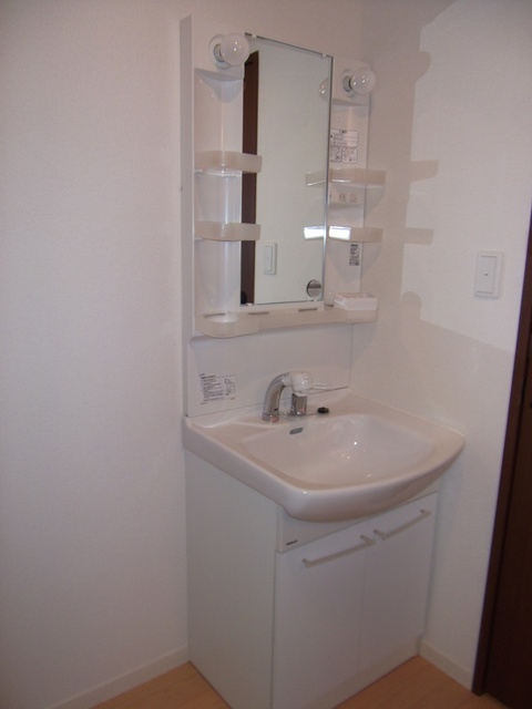 洗面設備　☆便利なシャワー付独立洗面台☆