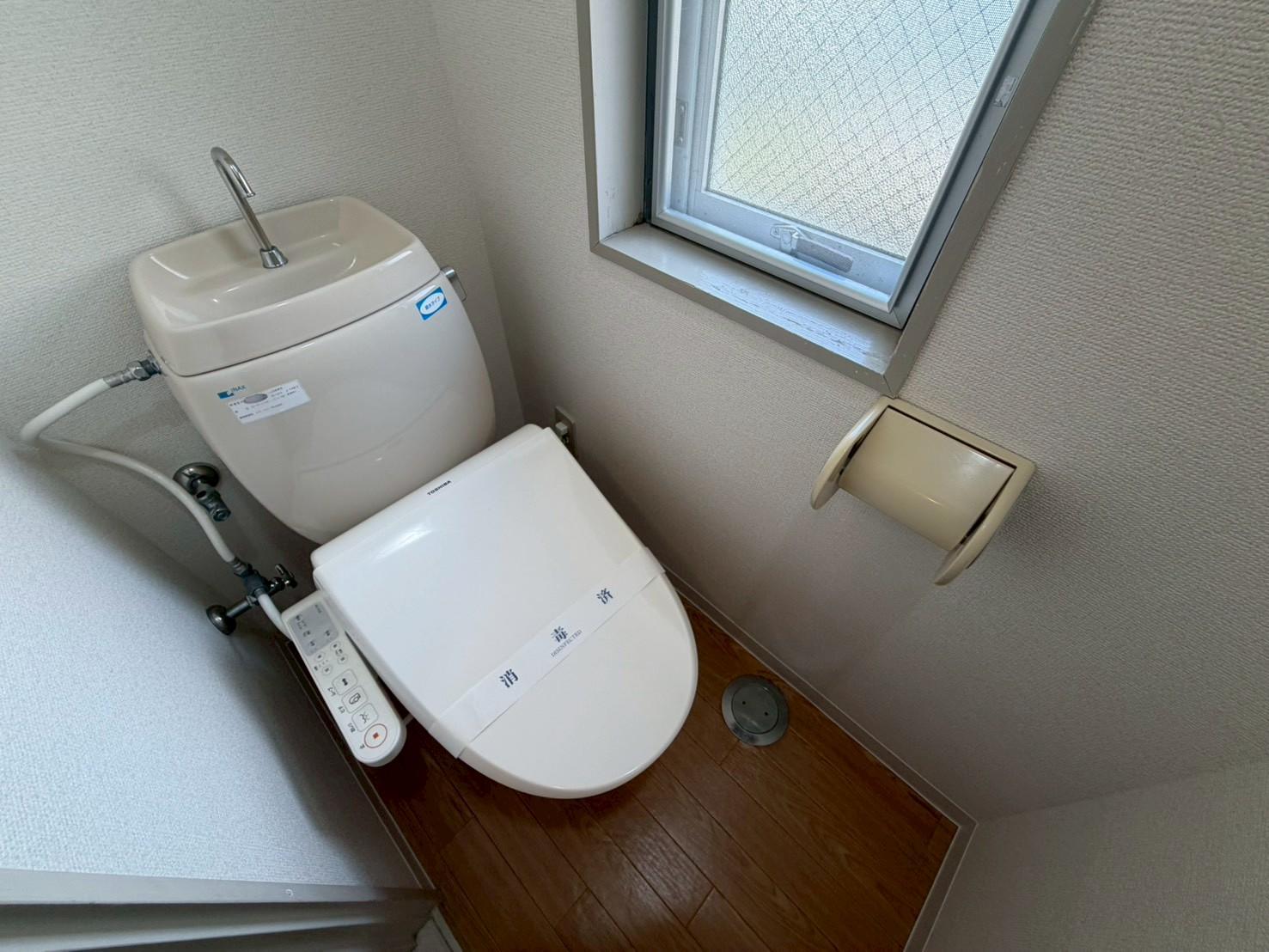 トイレ　窓付きのトイレです
