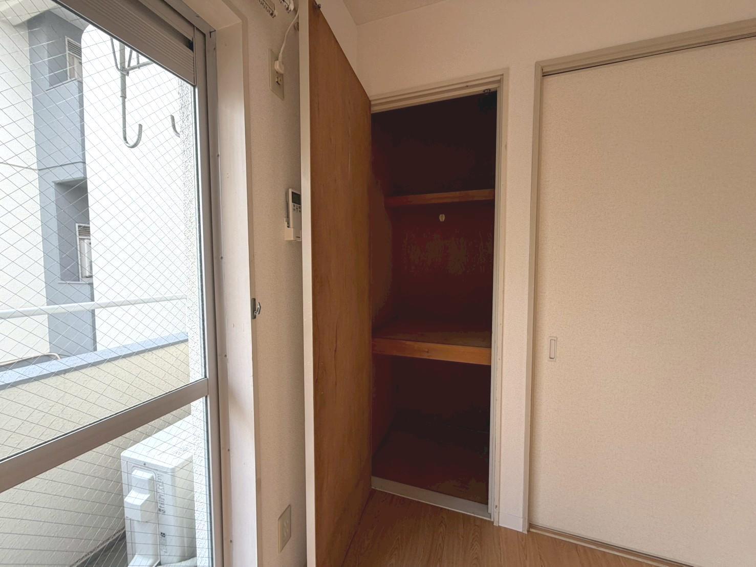 その他設備　洋室にも収納があります