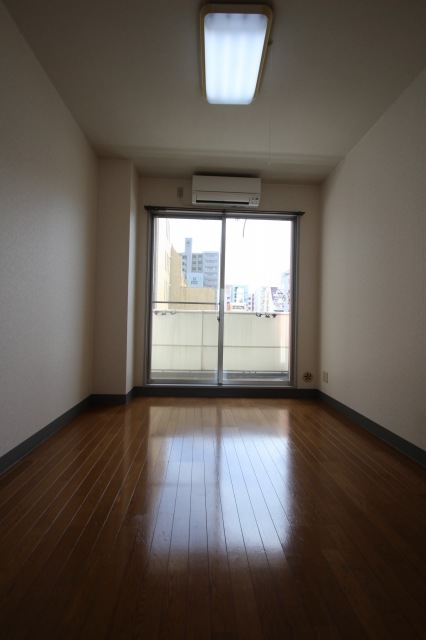 居室・リビング　同物件別号室の写真です。