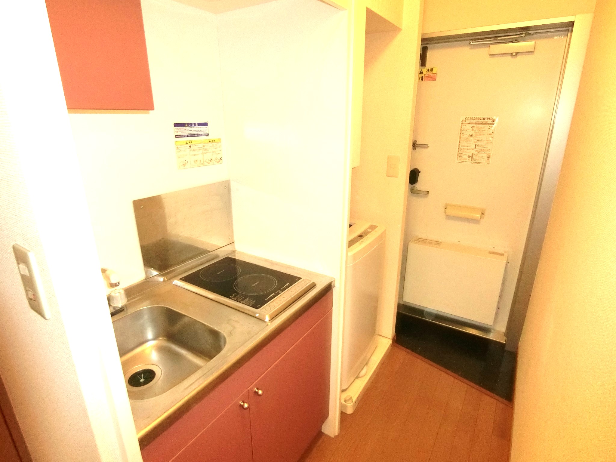 キッチン　キッチンに２口コンロと室内に洗濯機を完備です☆