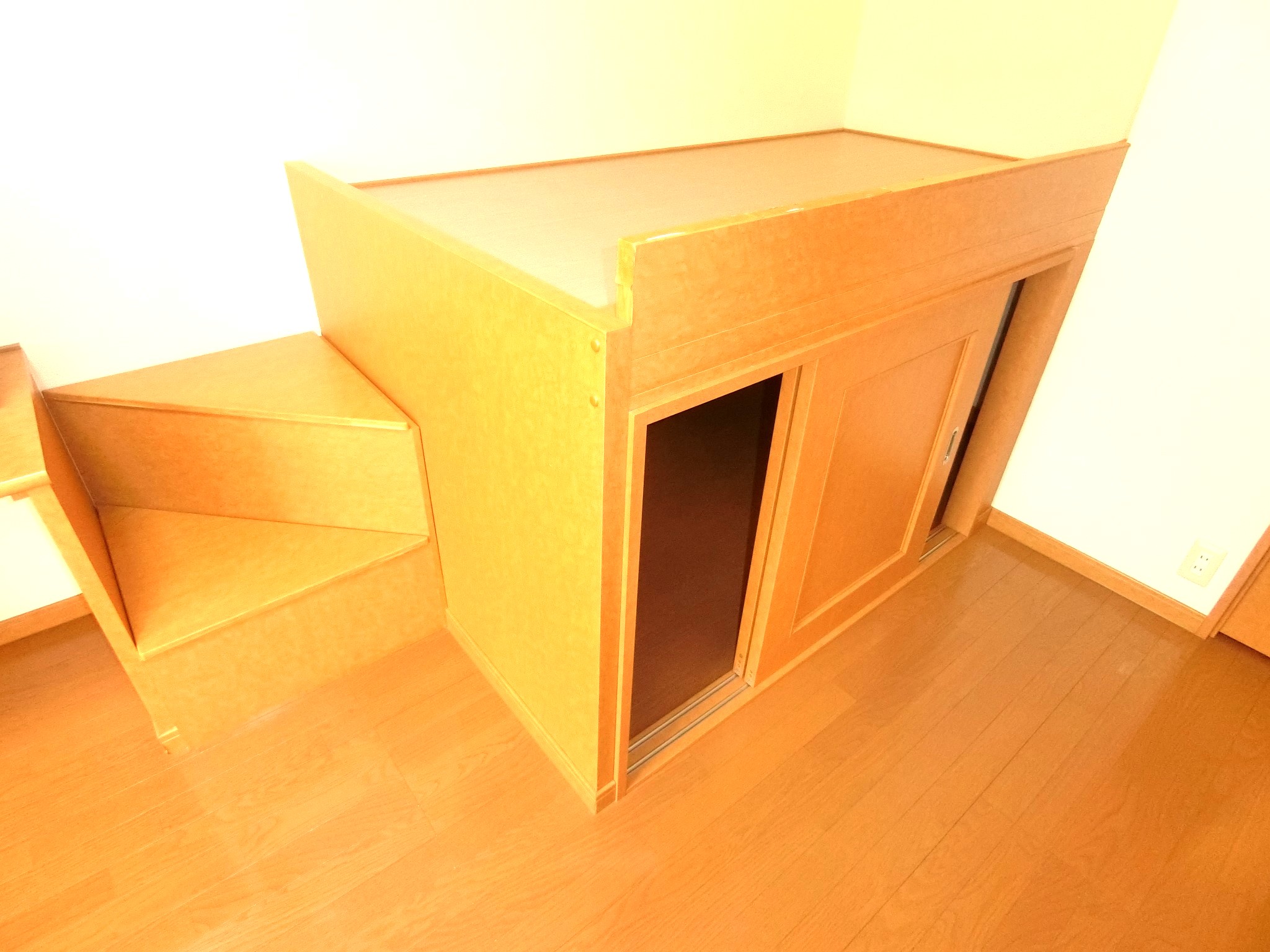 その他部屋・スペース　ウォークインクローゼットの上部にベッドスペースを完備です☆