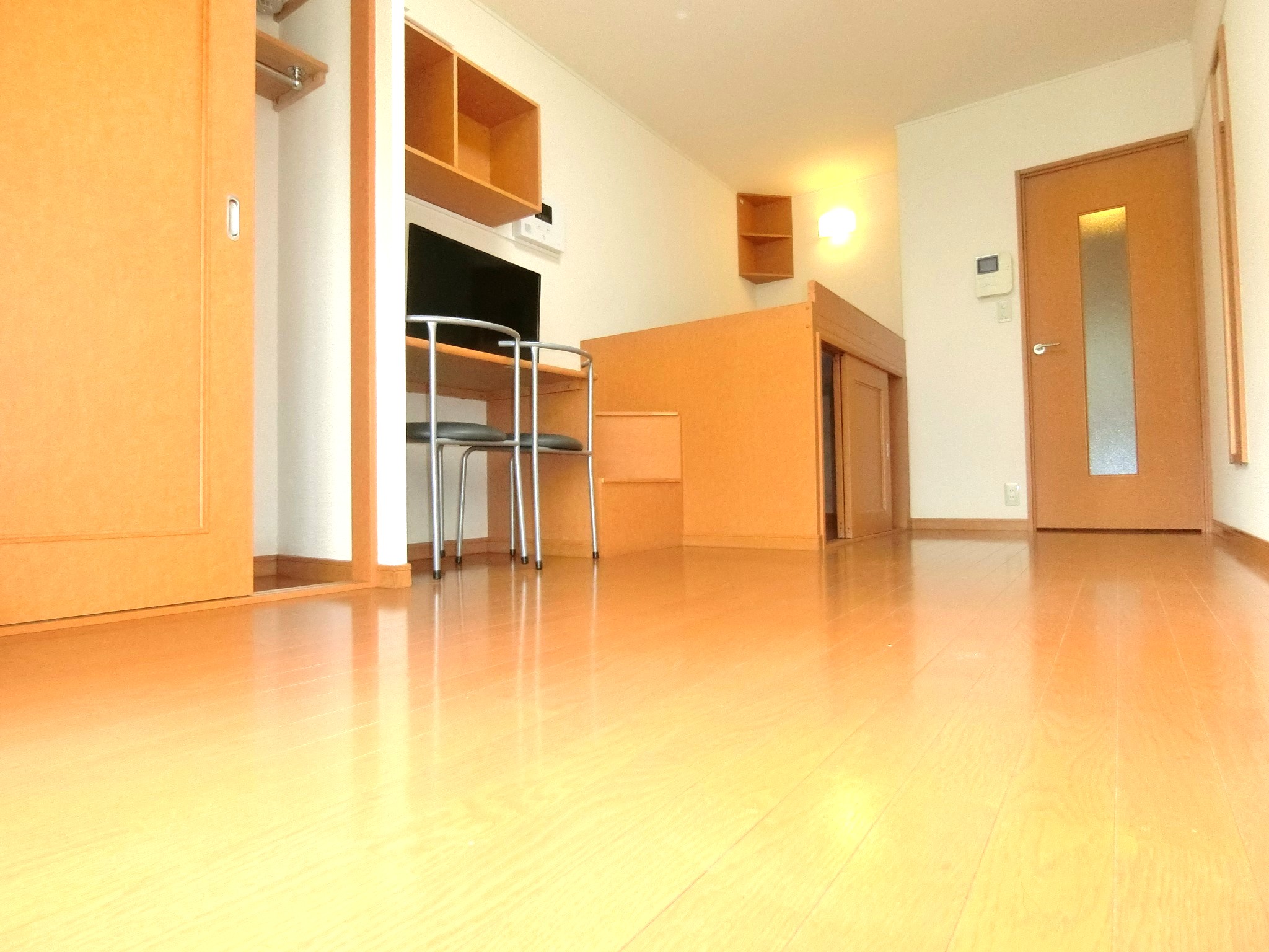 居室・リビング　ウォークインクローゼット・テレビ・ベッドスペースを完備です☆