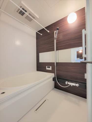 バス・シャワールーム　参考：201号室（内装・設備が異なる場合があります。）