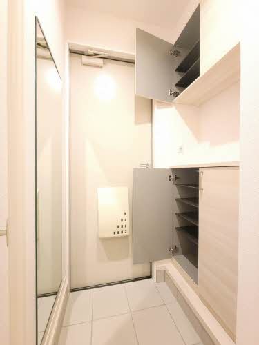 玄関　参考：201号室（内装・設備が異なる場合があります。）