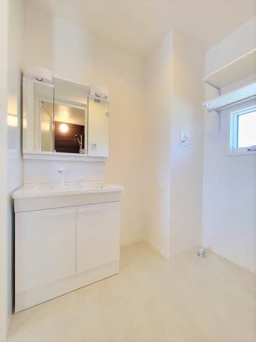 洗面設備　参考：201号室（内装・設備が異なる場合があります。）