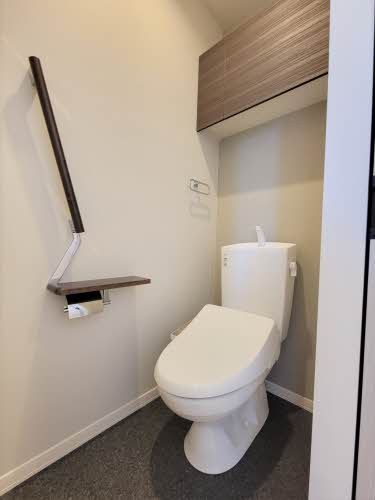 トイレ　参考：201号室（内装・設備が異なる場合があります。）