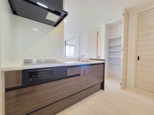 キッチン　参考：201号室（内装・設備が異なる場合があります。）