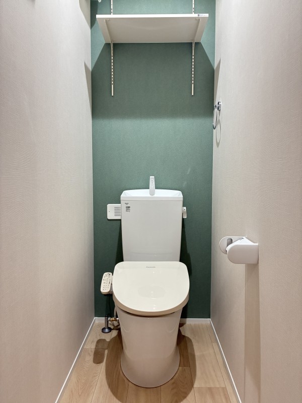 トイレ　落ち着いた色調のトイレです