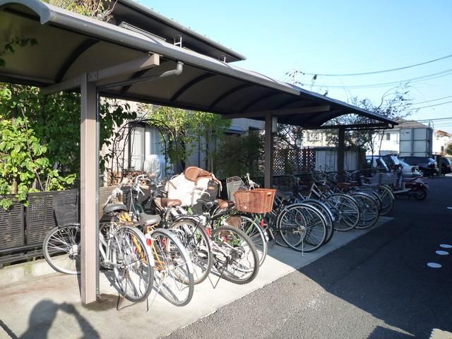 エントランス　屋根付き駐輪場