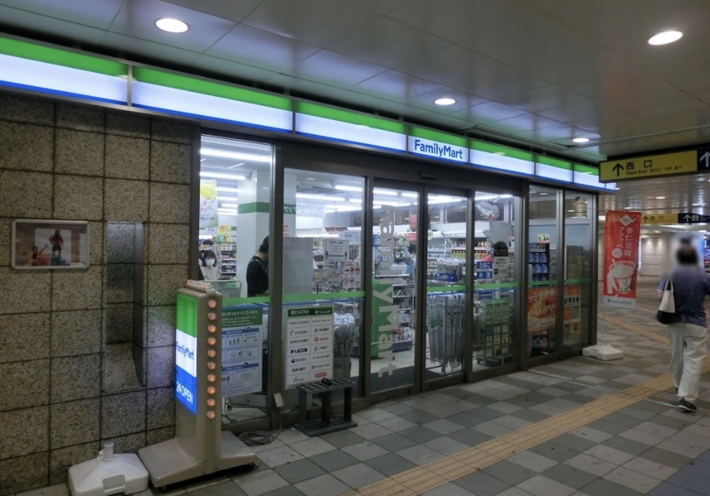 コンビニ　ファミリーマート 新越谷駅前店（コンビニ）まで464m
