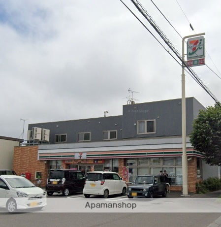 コンビニ　セブンイレブン（コンビニ）まで574m