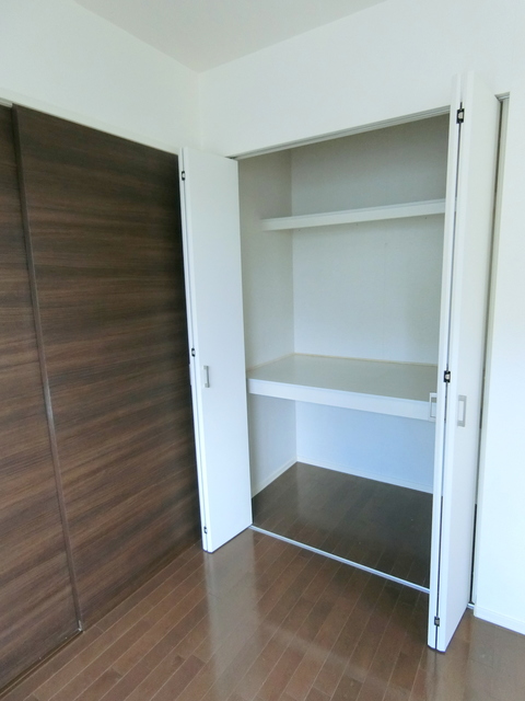 その他設備　★奥行きのある洋室収納★