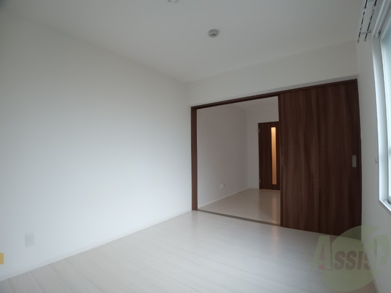 その他部屋・スペース　寝室はこちらです。光が差し込む、温かみのあるお部屋です。