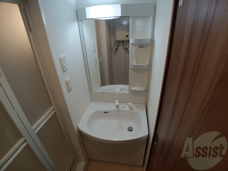 洗面設備　シャンプードレッサー。身支度はここでばっちりですね。