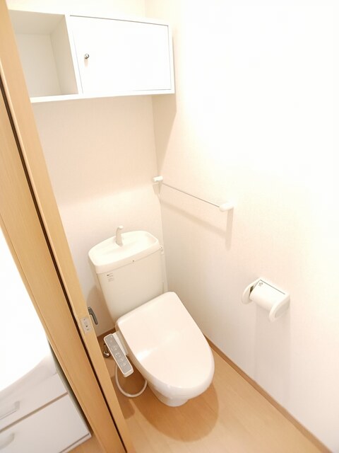 トイレ　※写真は別号室のものですので現状優先とさせていただきます