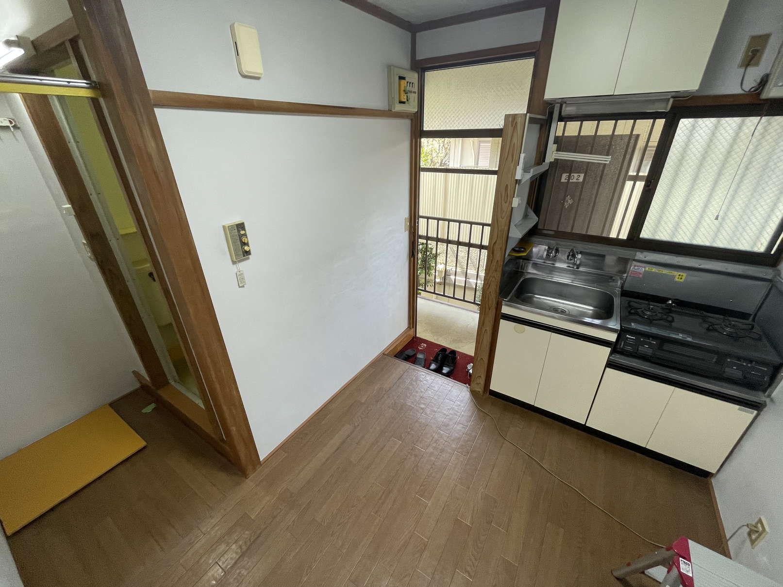 玄関　※同物件別号室の参考写真です。