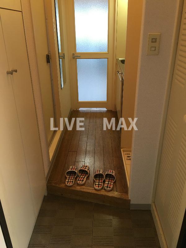 玄関　※リノベーション前の写真になります