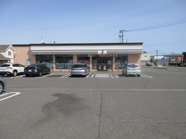 コンビニ　セブンイレブン幕別札内西町店（コンビニ）まで326m