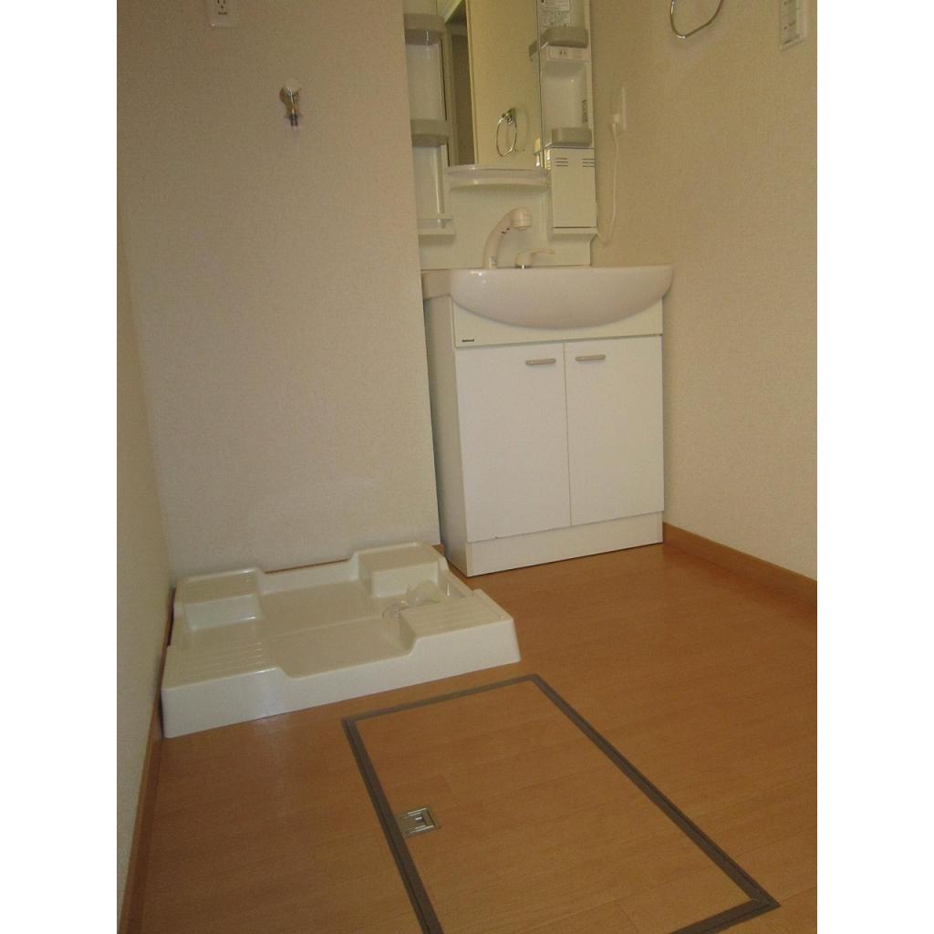 洗面設備　ゆったりとスペースのある洗面所