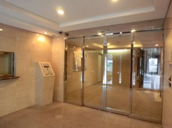 ロビー　弊社は全物件が仲介手数料半月分でご紹介可能です。