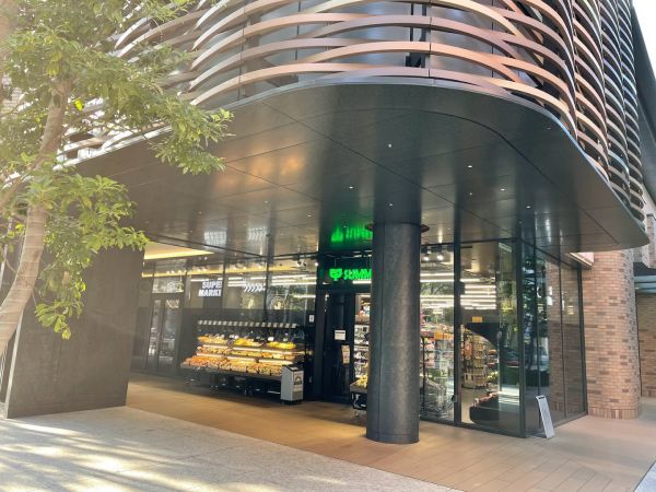 スーパー　サミットストア神田スクエア店（スーパー）まで215m