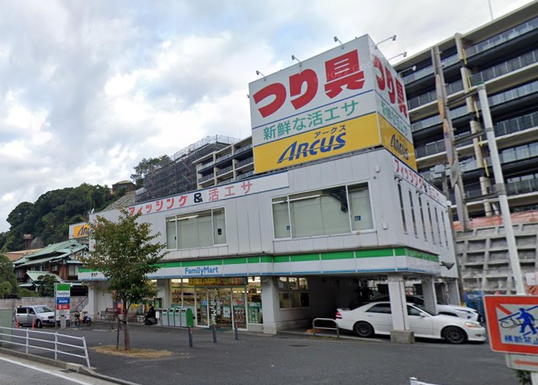 コンビニ　ファミリーマート（コンビニ）まで581m