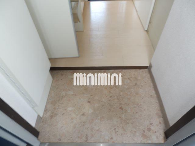 玄関　段差が低いので靴の脱ぎ履きがしやすいですよ☆