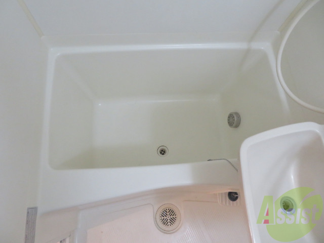 バス・シャワールーム　バスルームは狭すぎず、シャワーも浴びやすそうです。