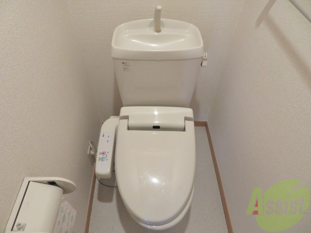 トイレ　ウォシュレット機能がついたトイレです。安心して使用できますね