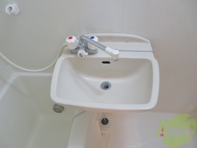 洗面設備　洗面台。朝の身支度はここでばっちり決めましょう。