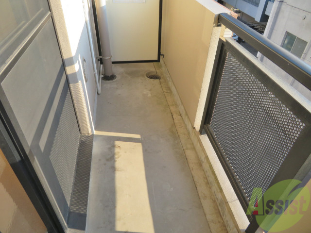 バルコニー　バルコニーは幅があり、広い印象を受けました。