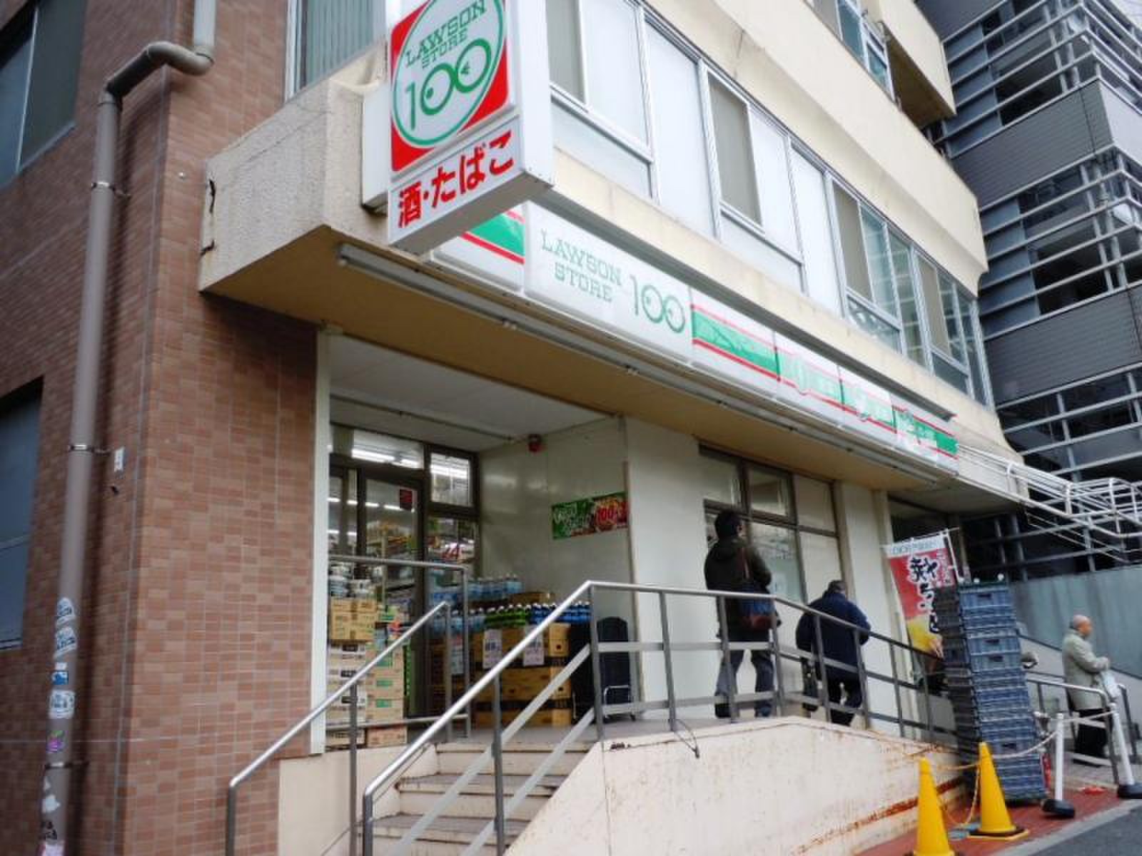 コンビニ　ローソンストア100新宿5丁目店（コンビニ）まで94m