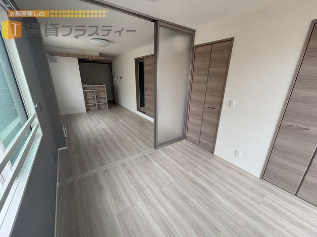 その他部屋・スペース　縦長のお部屋は開放的です。