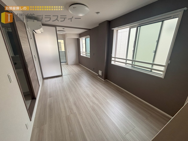 居室・リビング　縦長のお部屋は開放的です。