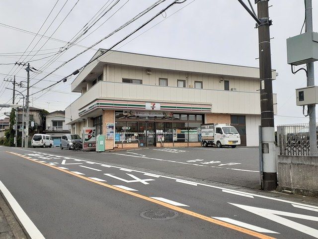 コンビニ　セブンイレブン（コンビニ）まで320m
