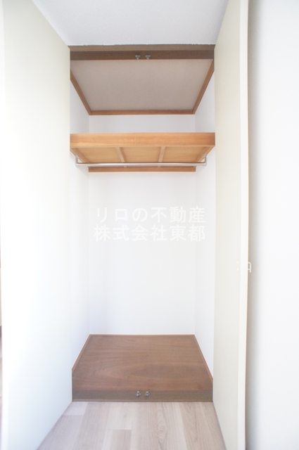 収納　パイプハンガーがあるのでたたまず衣類を掛けることができます♪