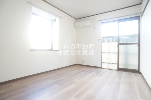 居室・リビング　２面採光なので、明るく風通しのよい過ごしやすいお部屋です♪