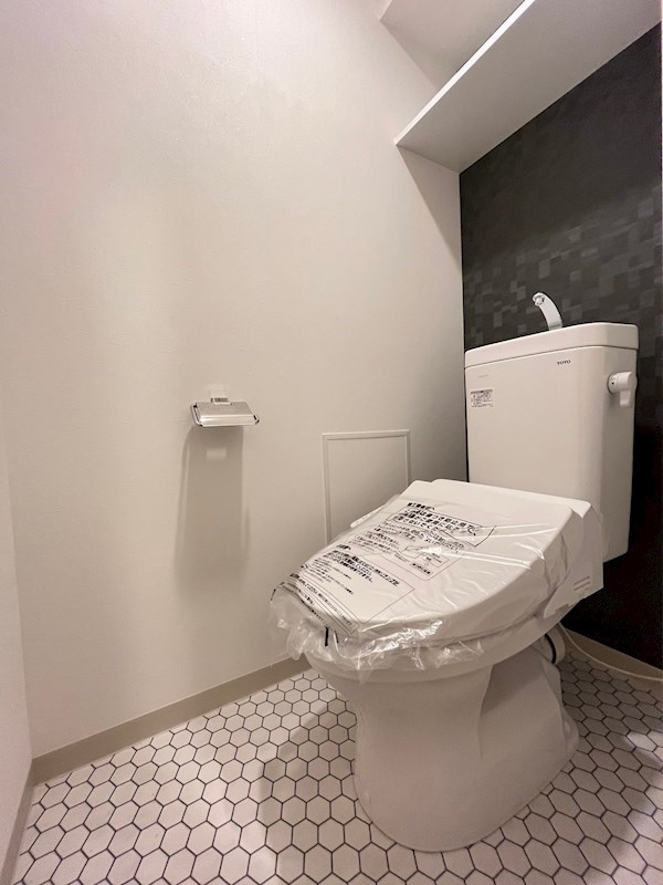 トイレ　落ち着いた色調のトイレです