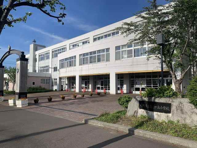 小学校　美しが丘小学校（小学校）まで806m