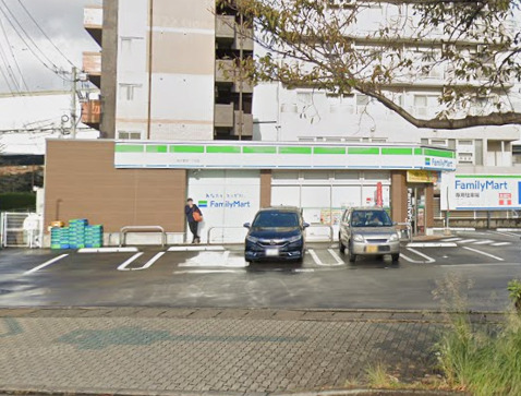 コンビニ　ファミリーマート 西区愛宕1丁目店（コンビニ）まで876m