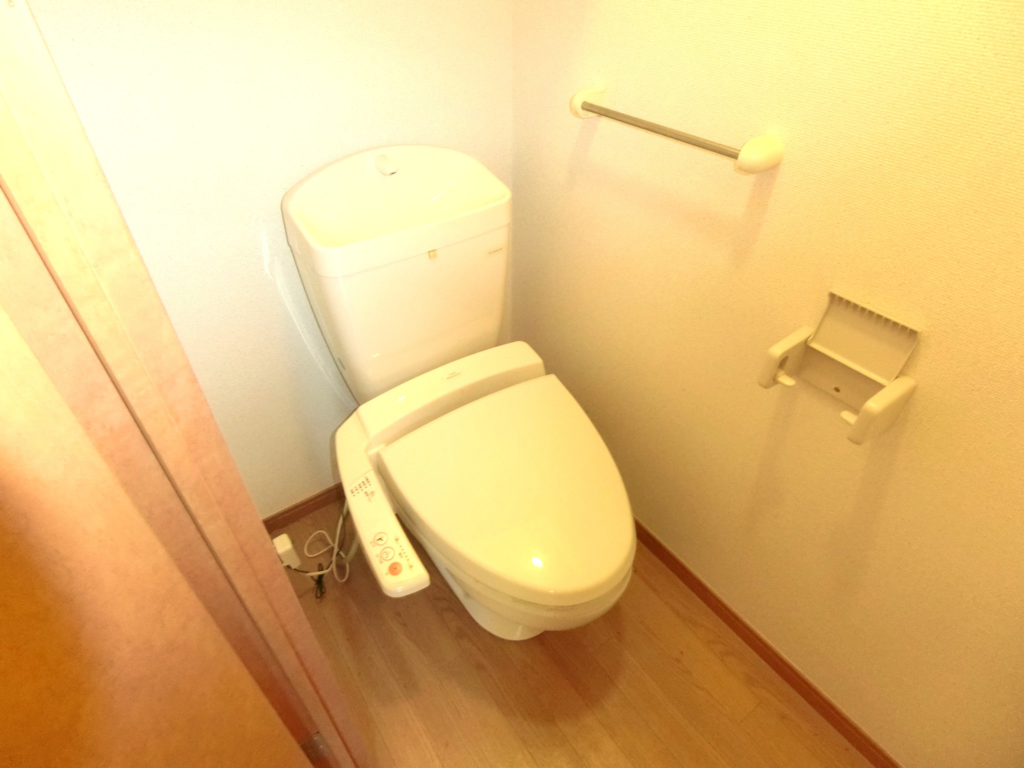 トイレ　温水洗浄機付のトイレです☆