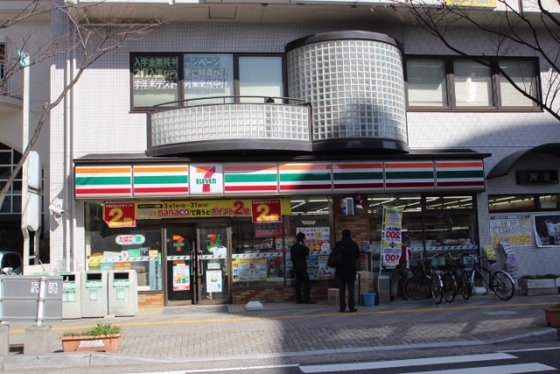 コンビニ　セブンイレブン広島五日市駅前店（コンビニ）まで135m